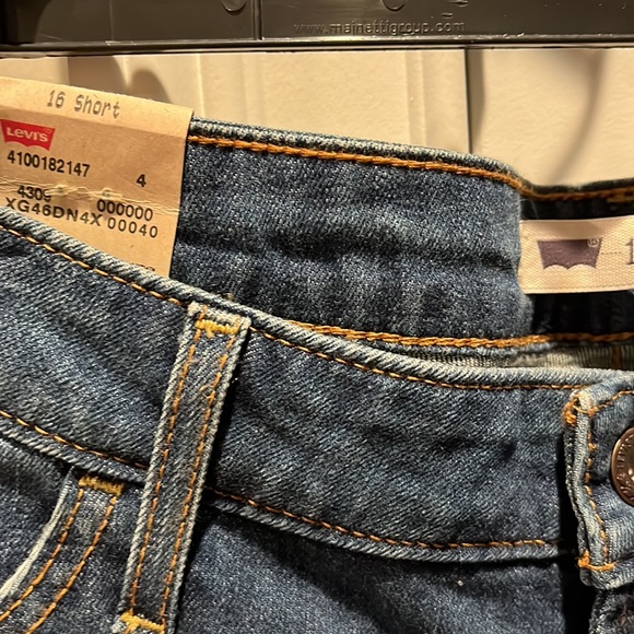 CLOSET CLEAR OUT ! No longer Available 2morrow Morning ! NWT Women’s Jean Shorts - Picture 2 of 5